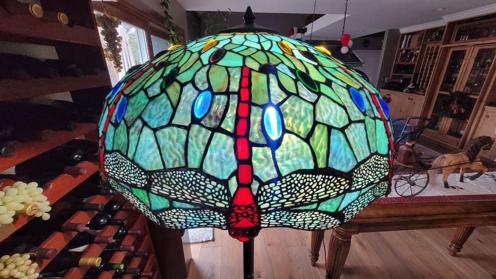 Stunning Stained Glass Tiffany Style Lamp
