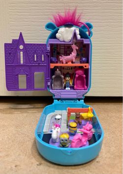 Polly Pocket & Minions Playset - 1 Doll, 2 Minions Figures & Fluffy the Unicorn Toy, Collectible Compact with 9 Accessories.  Cash only.    No electro