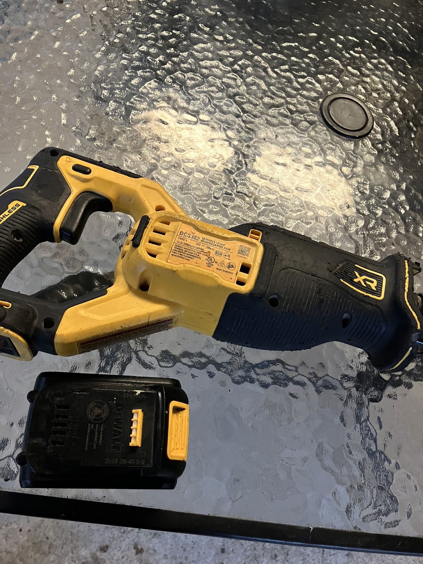 SAWZALL DeWALT BRUSHLEES XR con pila for Sale in Dallas, TX OfferUp