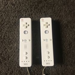 NINTENDO WII 2 REMOTES CONTROLLERS