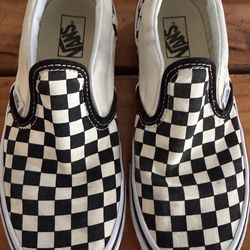 Checkered Slip On Kids Size 4 👟🏁🖤🤍