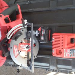MILWAUKEE REAR HANDLE CIRCULAR SAW 7-1/4" FUEL BRUSHLESS WITH BATTERY AND CHARGER 