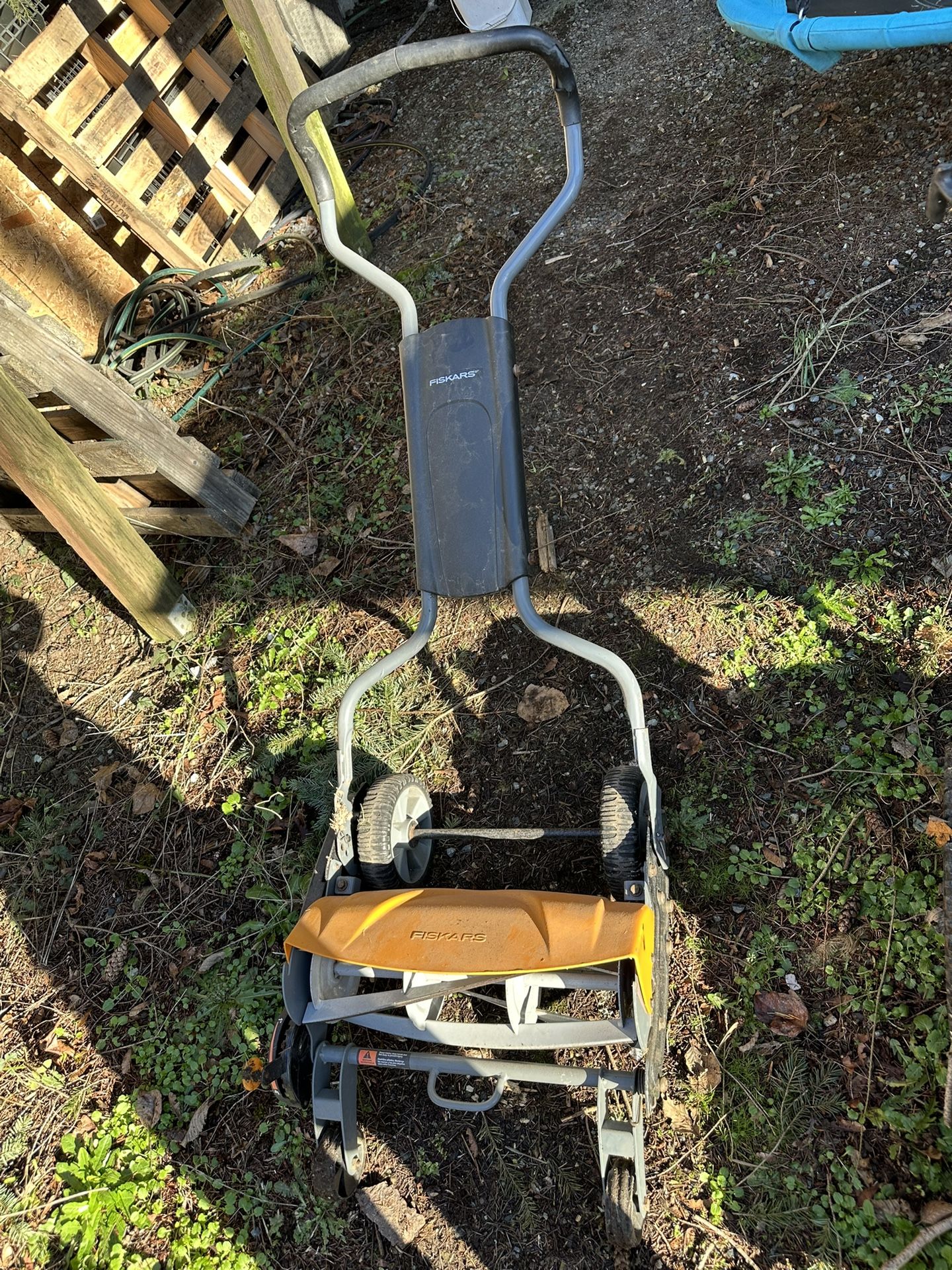 Fiskars Push Lawn Mower