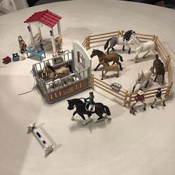 Schleich Horses, stall, paddock and more, perfect for a kids b day or a Easter basket