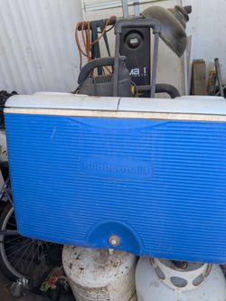 Rubbermaid ice chest