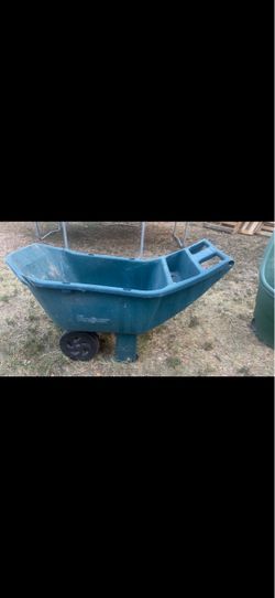 Rubbermaid Poly Yard Cart Wheelbarrow