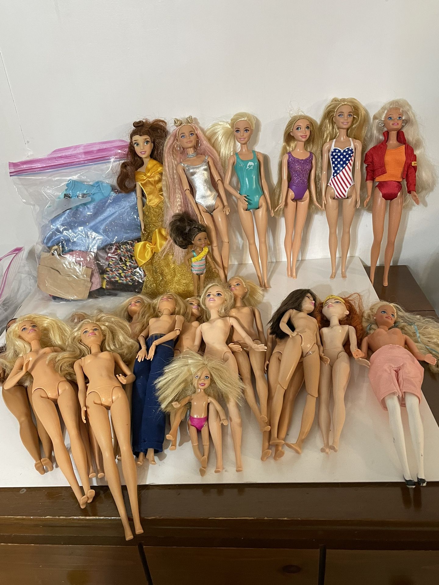 Barbies And Some Clothes About 21 Dolls