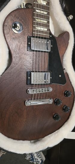 Les Paul Studio guitar in rust color in case