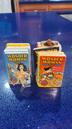 Vander limited edition Wonder Woman comic book salt and pepper shakers