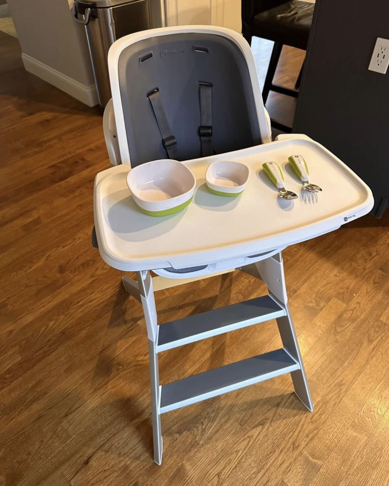 4Moms Magnetic High Chair And Bowls/utensils