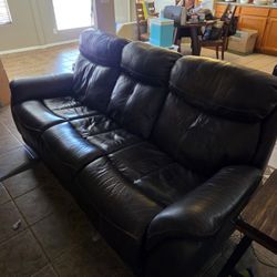 FREE COUCH ELECTRIC RECLINING MUST PICKUP BY WEDNESDAY