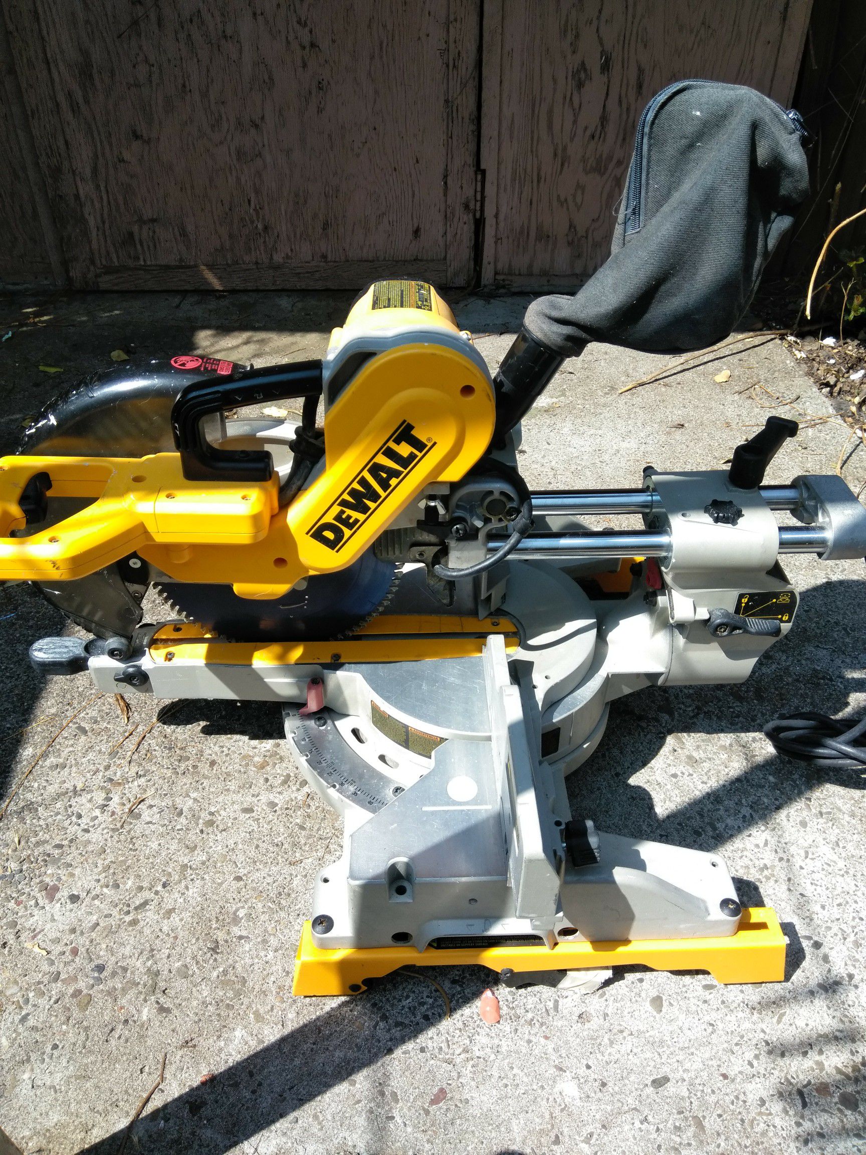 Dewalt DW717 10" Double‑Bevel Sliding Compound Miter Saw for Sale in San Jose, - OfferUp