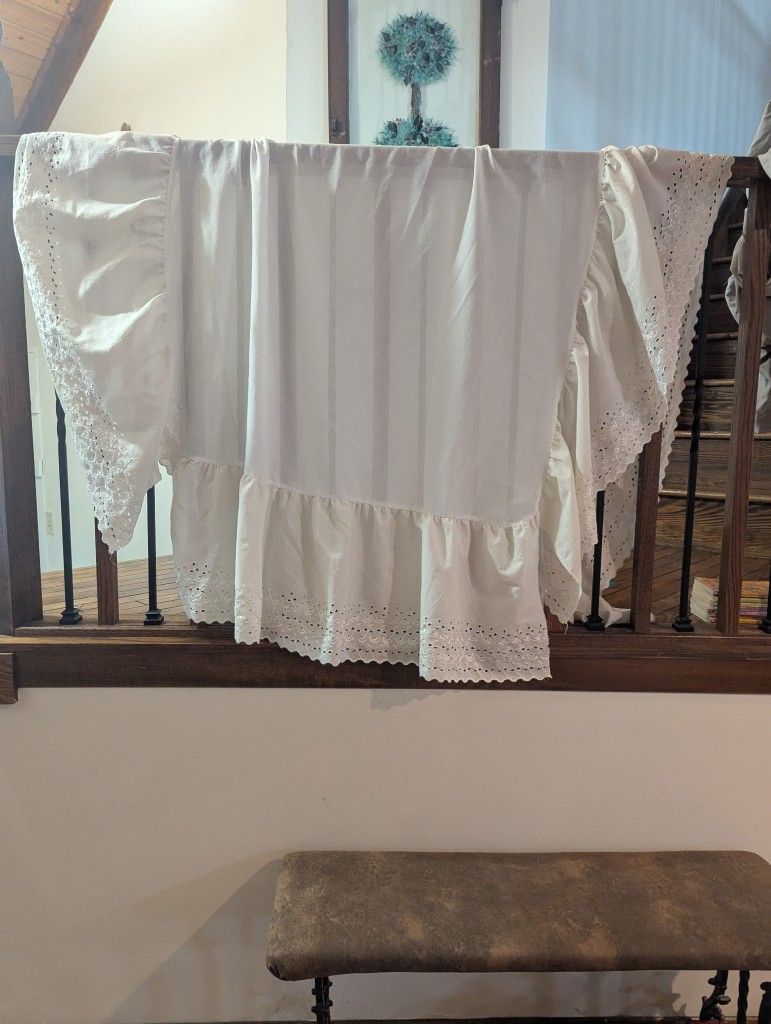 Eyelet Twin Size Bed Skirt $10