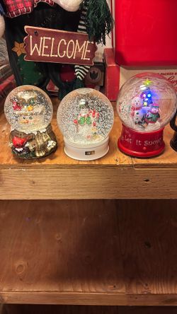 4 Snow globes, 3 Play Music