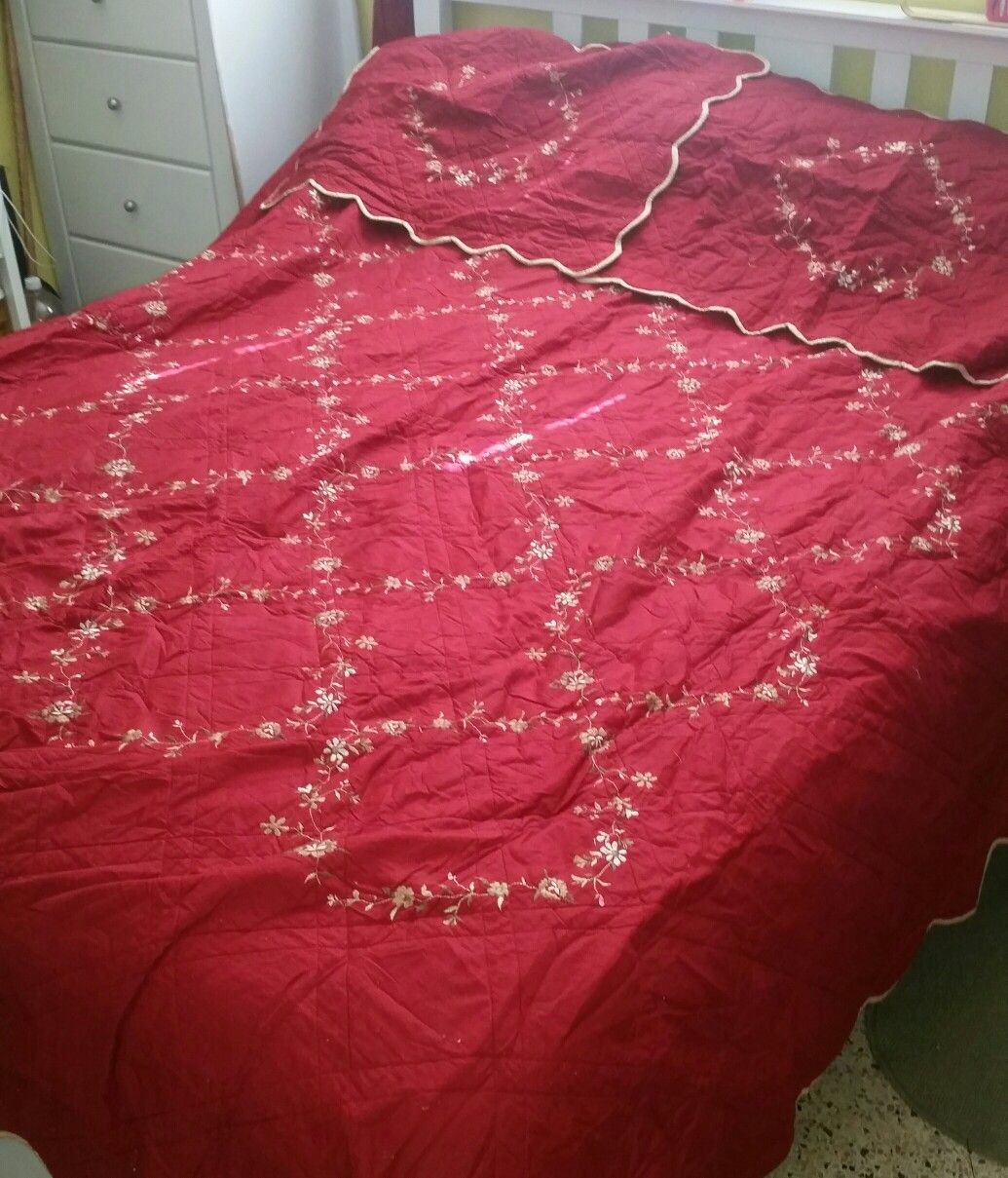 Quilted bedspread size full /queen