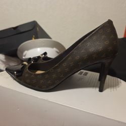 9.5 BRAND NEW DKNY heels.