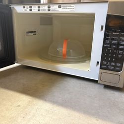 GE Microwave 2.2 Cu ft Built In Microwave