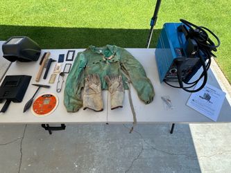 WELDER - 110 Volt WIRE FEED Welder WITH ACCESSORIES!