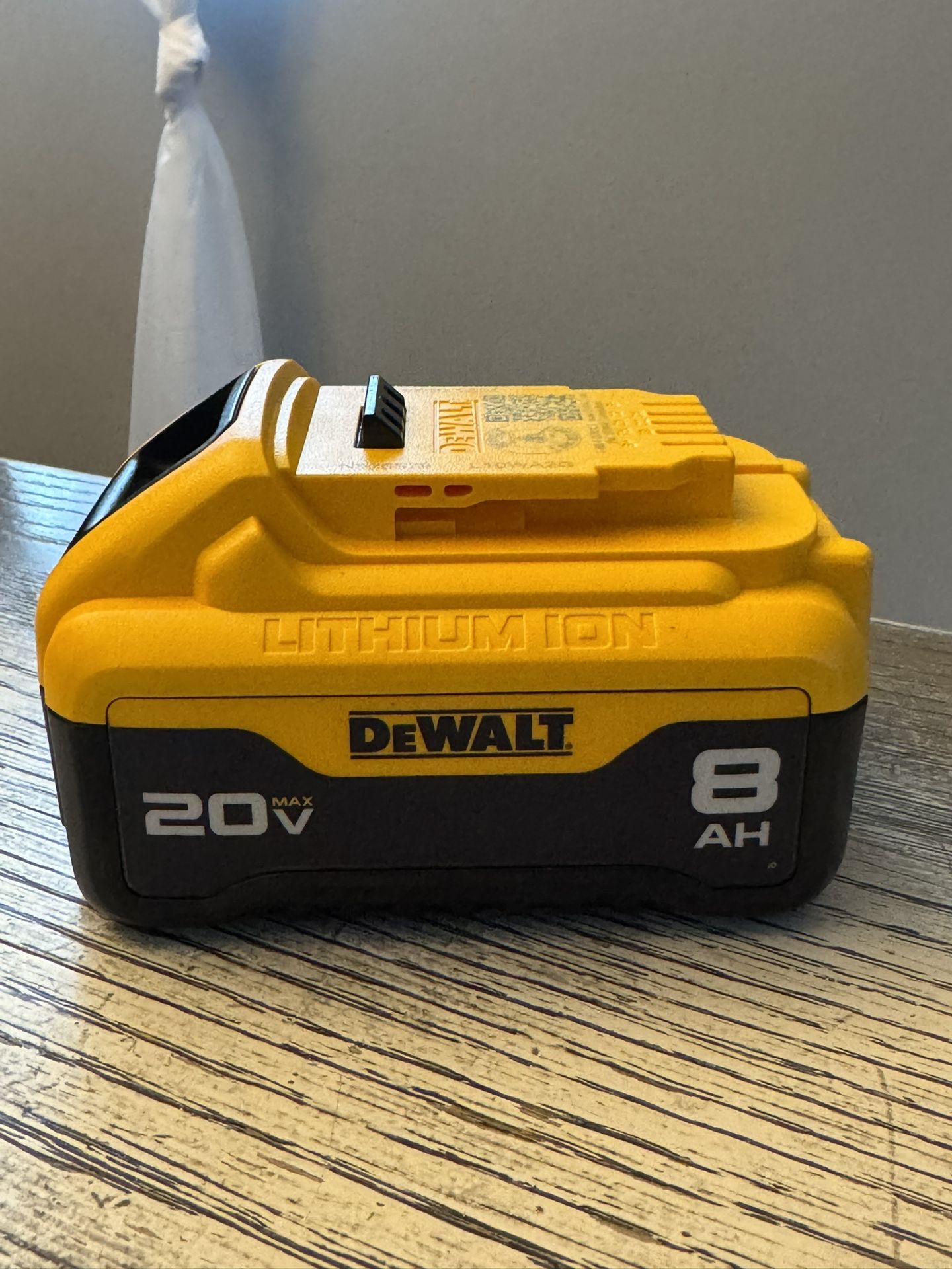 NEW DEWALT 20v 8AH BATTERY