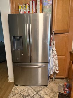 Large refrigerator with freezer and water filter