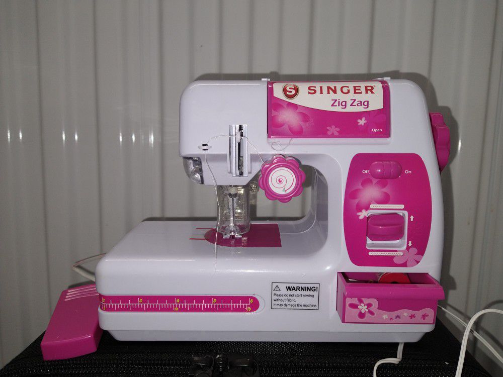 Singer Zigzag Chainstitch Sewing Machine