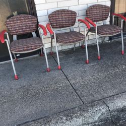 tengo estas tres sillas en mui buenas condiciones  pido $25 por las tres