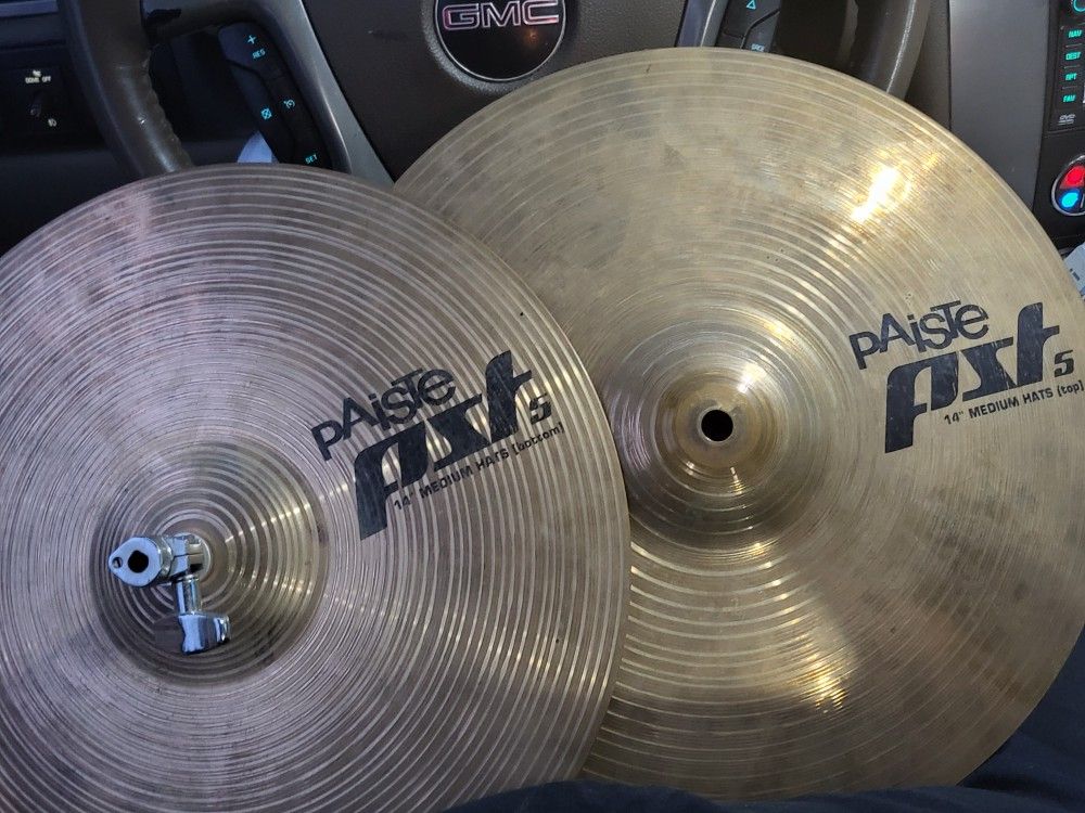 Paiste pst5 14" medium hi hat cymbals with clutch
Great Condition Sounds great.