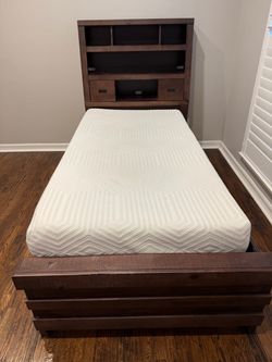 EXCELLENT CONDITION Rooms to Go Twin Bed, Bedframe and Mattress