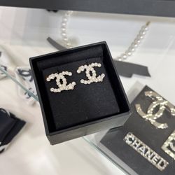 A fashionable ear stud