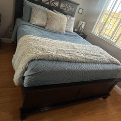 FREE/GRATIS  queen size bed frame
