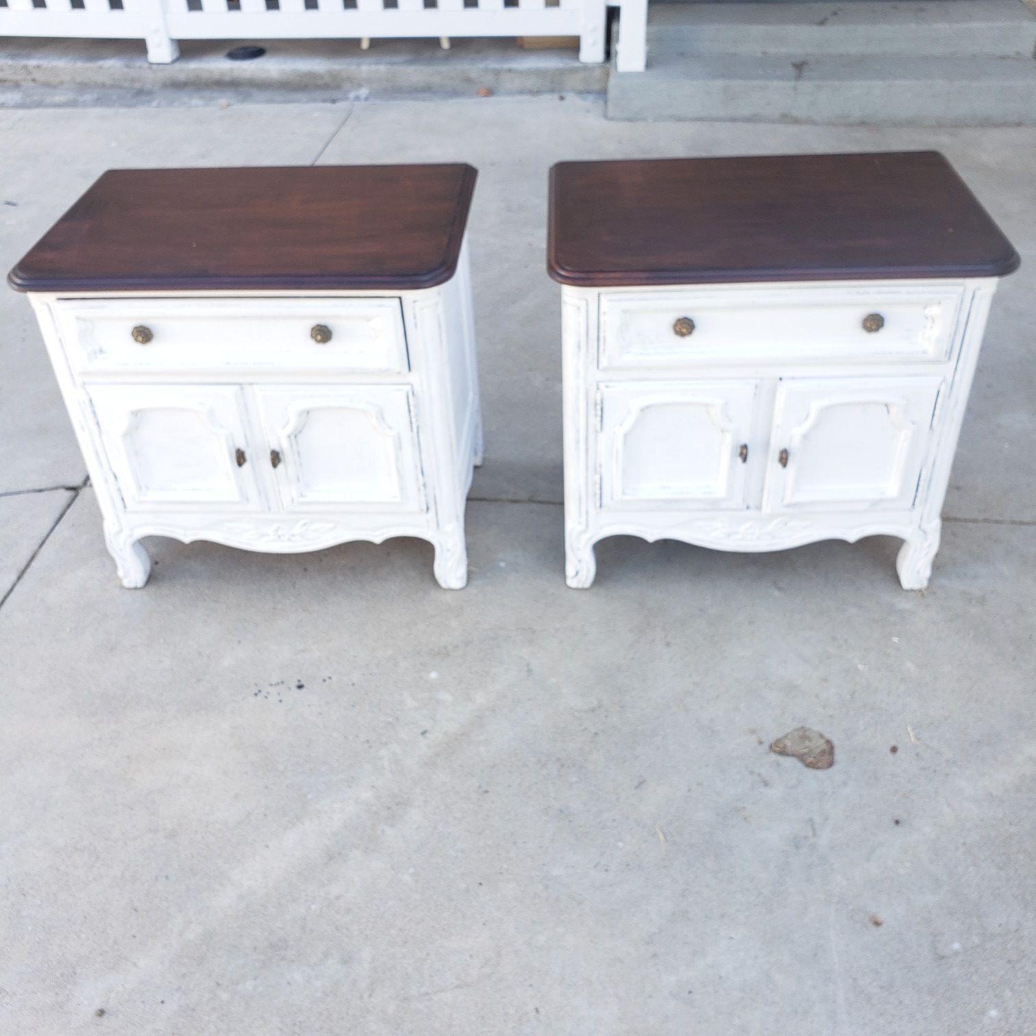 Vintage distressed Drexel heritage nightstands/end tables