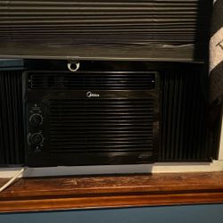 GENTLY USED  WITHOUT BOX MIDEA WINDOW AC 