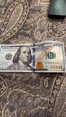 Billetes con estrella y monedas de plata
