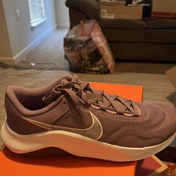 Women Nike legend 9.5