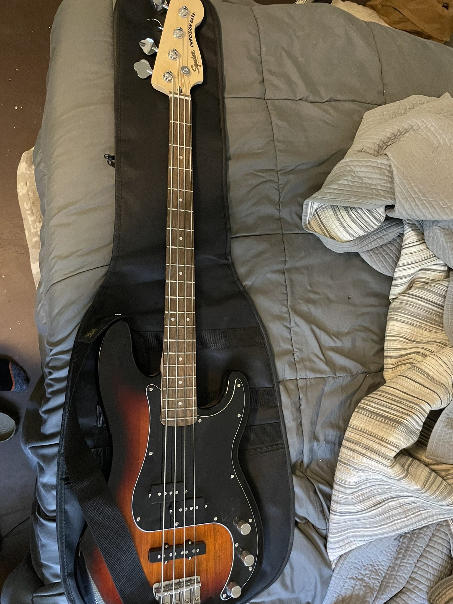 Squier P And J Bass Pack 