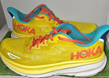 1127895 Hoka Clifton 10 D Men's Running Shoes Passion Fruit/maize
Great condition some worm on sole
Super clean inside and out 
No rips or stains 
Pls