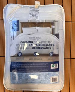 Sutton Place collection king cooling comforter
