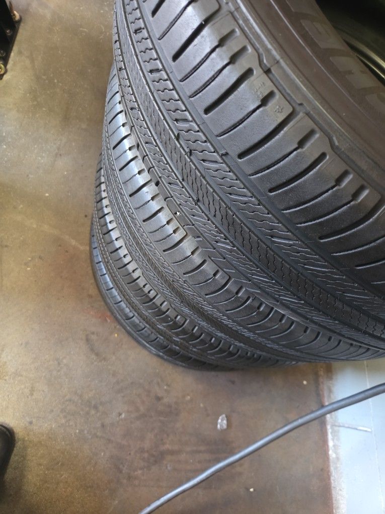 Tengo un set De llantas en muy buenas
Condiciones Marca Michelin premier
235 65 R18 istaladas balansiadas por el mismo presio