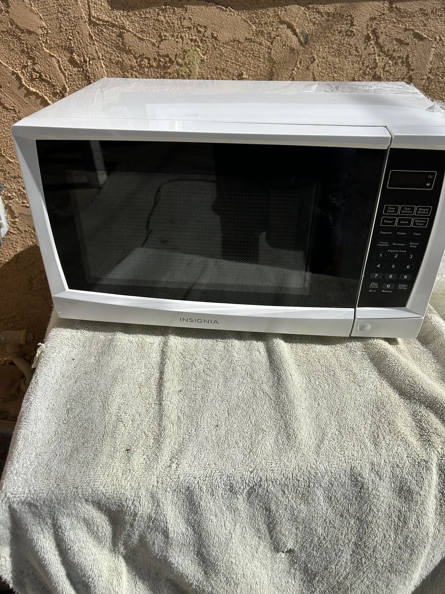 Insignia 700 Watts Microwave. Microondas