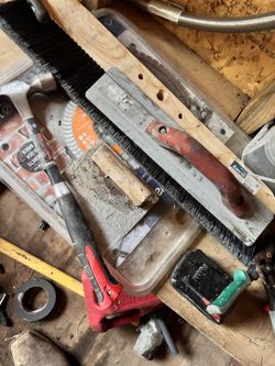 martillo , flota de magnesio , y escoba para finichar 