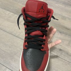 Jordan 1 mids 