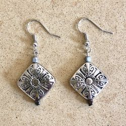 ◽️ Beautiful, silver tone, square diamond shaped earrings with carved design
