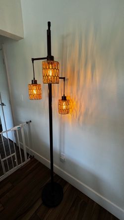 Modern Farmhouse 3-Light Floor Lamp – Woven/Rattan Shades – Excellent Condition
