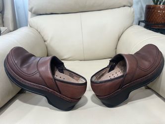 Klogs Women's Brown Leather Slip-On Clogs 6.5 Slip Resistant Low Heel