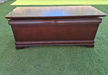 LANE: Mahogany Cedar Chest
Vintage   by Lane Furniture
Crafted in dark finish mahogany with unique wood grain .