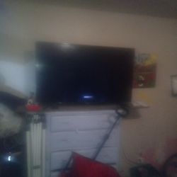 I Want Say It's A Samsung 4K TV With Very Good Graphics And It Look Like They're Closely 3D