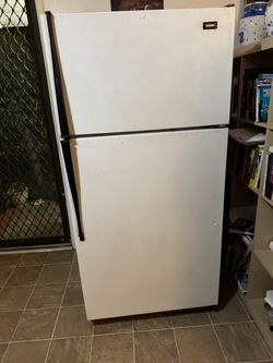 Roper 16 cu ft Top-Freezer Refrigerator — Works Great