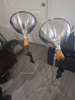 PAIR OF 7FT PHOTO LIGHTS