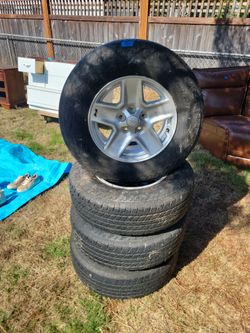 Jeep Alloy Wheels with Black Tires