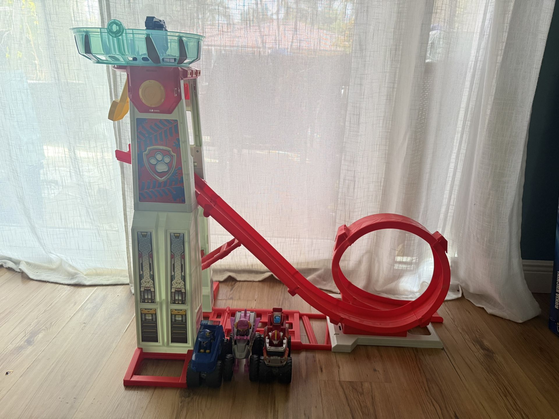 PAW Patrol Rescue Wheels Tower: Lookout Playset with Chase Figure, Police Car, Battery-Powered, for Kids